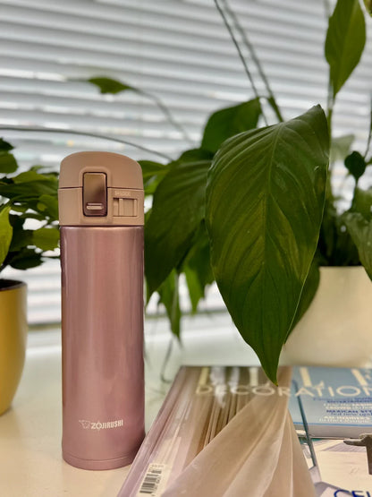 Zojirushi Mug SM-KHE Pink on the table
